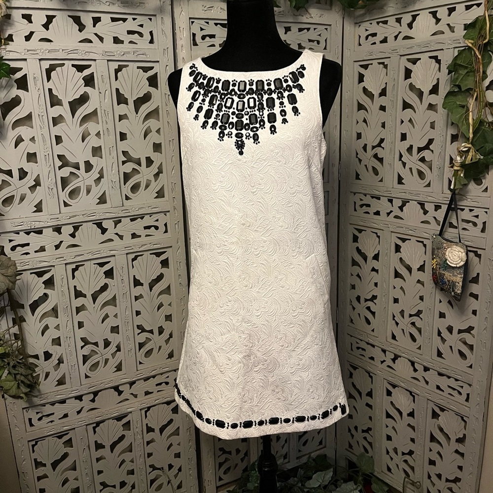KENSIE CUTTING EDGE WHITE QUILTED WITH BLACK DECO BEADS SLEEVELESS MIDI DRESS